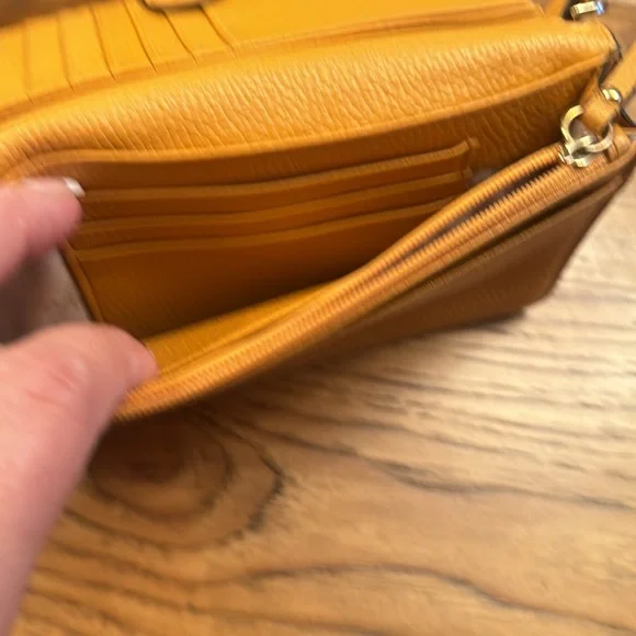 Michael Kors two-way shoulder bag and matching wallet with optional strap. - Picture 10 of 13